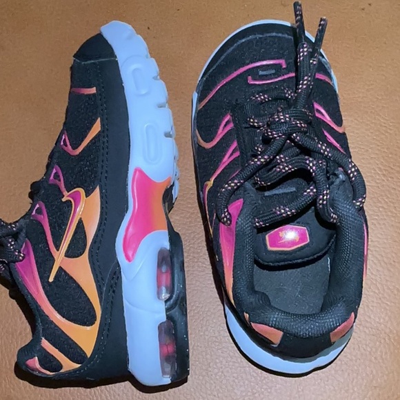 Nike Kids Sneakers in Black, Pink and orange - Picture 4 of 4